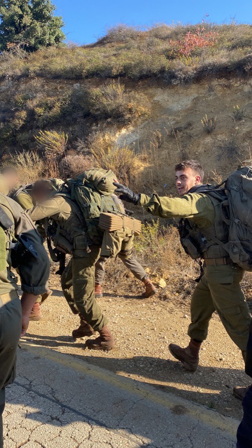 רון לביא, שירות באגוז
